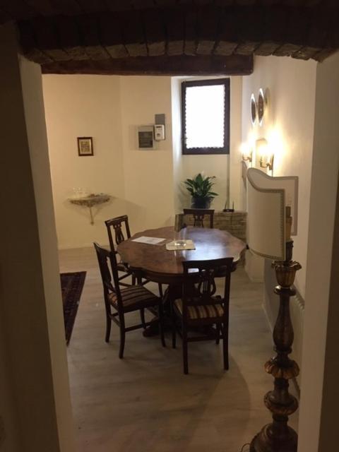 Ferienwohnung L'Arco Romano Foligno Exterior foto